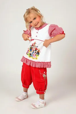 Bild: Dini Door - exklusive Kindermode mit wunderschönen handgemalten Märchenmotiven nach den Brüdern Grimm