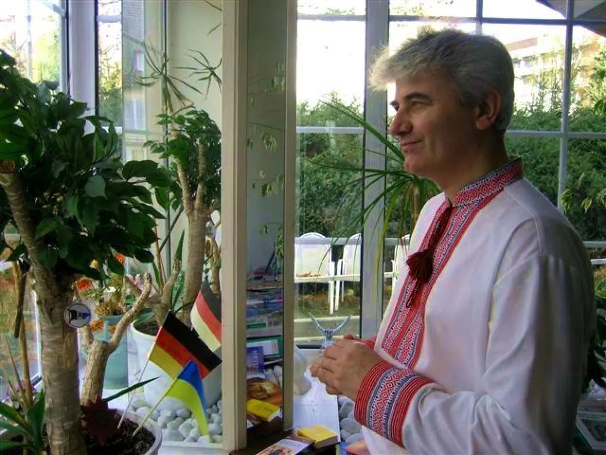 Der Germanistikdozent Alexander Mishchuk  in einem traditionellen Trachtenhemd aus seiner kulturreichen Heimat Ukraine