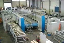 Bild: Passgenaue Stahlrahmenmodule für weltweit größte Verleimholzpresse - Südstahl fertigt Maßanzug für Pressengigant