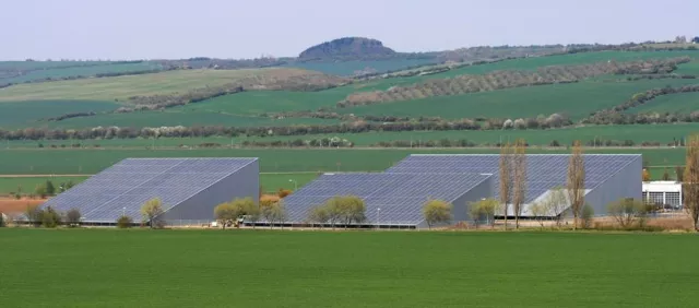 Bild: Intersolar 2011: SRU Solar AG präsentiert solares Hallensystem und Carport für Elektroautos