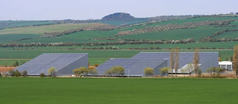 Bild: Intersolar 2011: SRU Solar AG präsentiert solares Hallensystem und Carport für Elektroautos