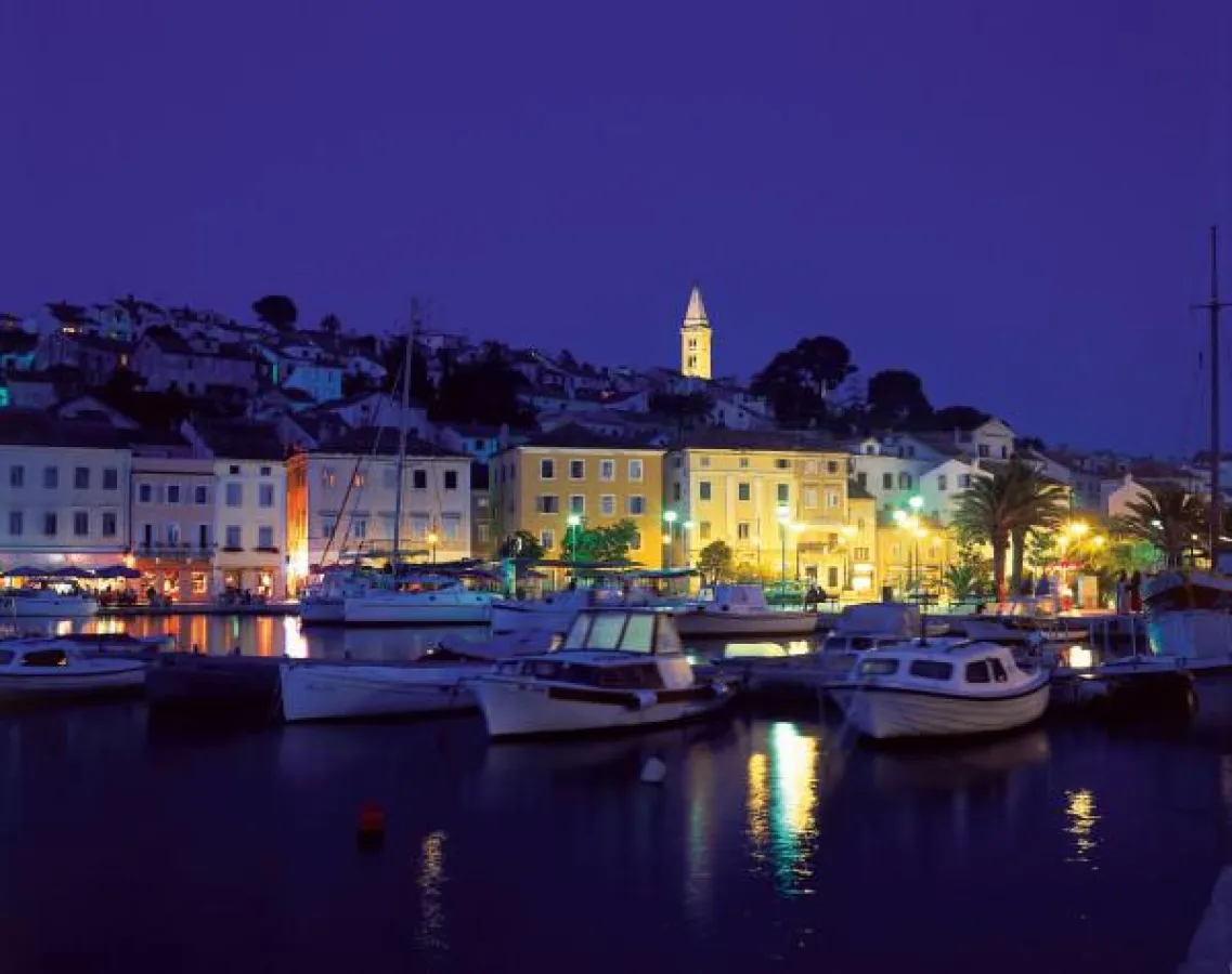 Auf dem Hauptplatz von Mali Lošinj steigt die zentrale Silvesterfeier, Foto: ART / Weinhäupl
