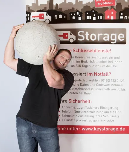 Bild: Strongman Martin Wildauer (22) erhält von KeyStorage einen Sponsoren-Vertrag