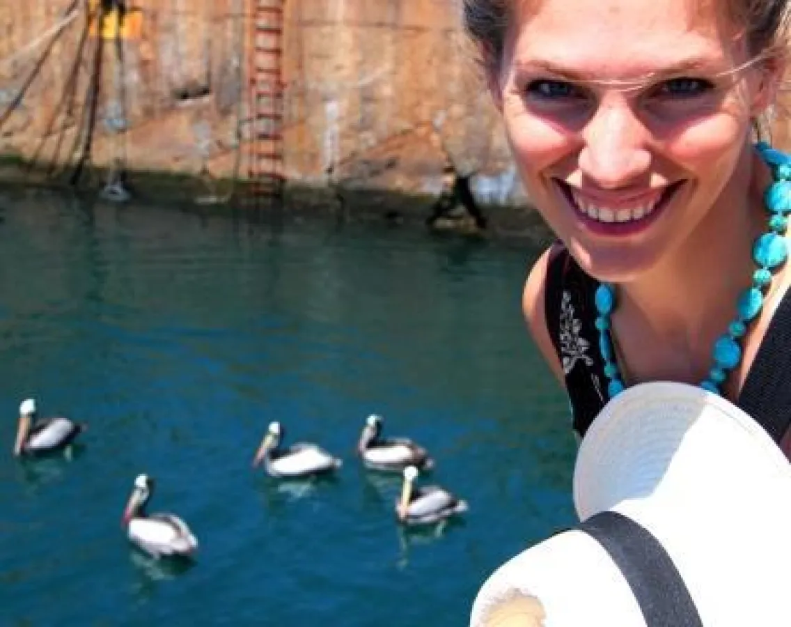 Martina Hirschmeier bewundert die Pelikane im Hafenbecken von Valparaiso, Chile.