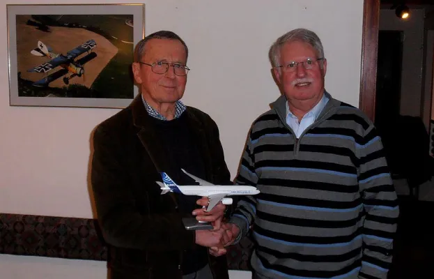 Bild: Erfülltes Leben mit der Fliegerei - Verabschiedung eines Fliegers auf dem Flugplatz “Weser-Wümme“ in Hellwege.