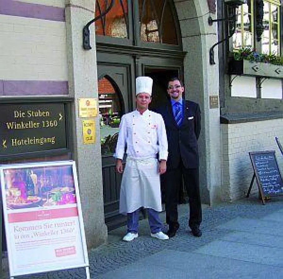 Der frisch gebackene Landesmeister Kevin Berlet, Koch-Azubi im Travel Charme Gothisches Haus und Küchenchef Karl Folie