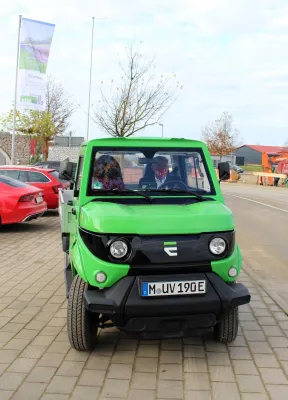 Bild: Unternehmer Joachim Glatthaar mit Oberbürgermeisterin Dorothee Eisenlohr auf Spritztour im E-Fahrzeug