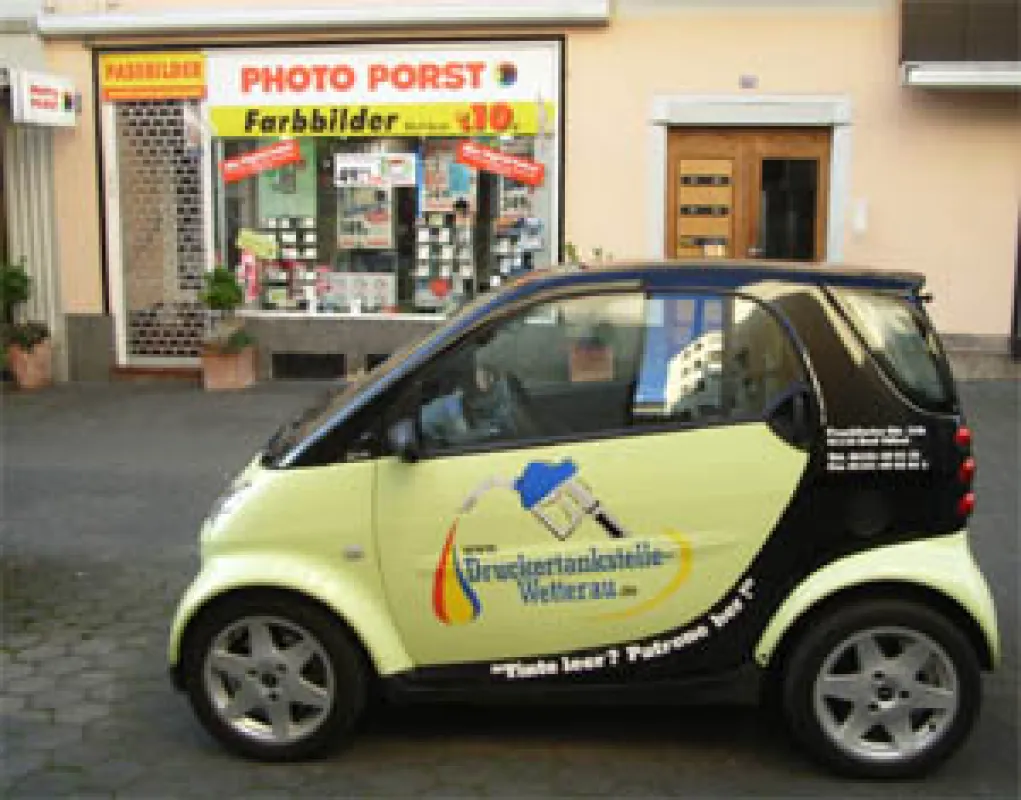 Der Smart der Druckertankstelle Wetterau vor seiner Annahmestelle in Bad Nauheim.
