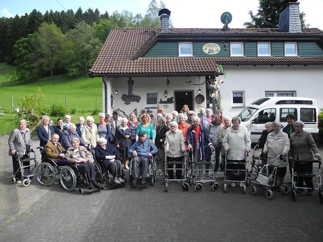 Die Reisegruppe genoss den ersten gemeinsamen Ausflug in der Café-Stube Stettner in Bruchhausen.