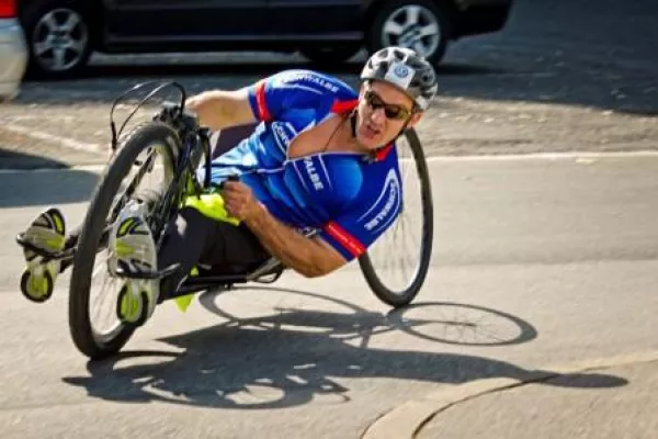 Bild: „Bring was ins Rollen!“ - BG Handbike Challenge beim Tübinger Erbe-Lauf
