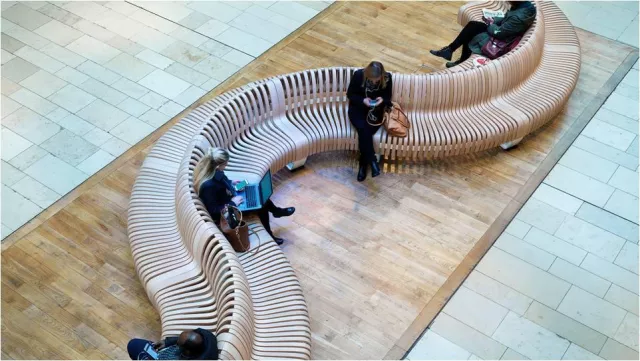 Modulare Sitzplatzlösungen aus schwedischem Holz für Wartebereiche Bild: Modulare Sitzplatzlösungen aus schwedischem Holz für Wartebereiche