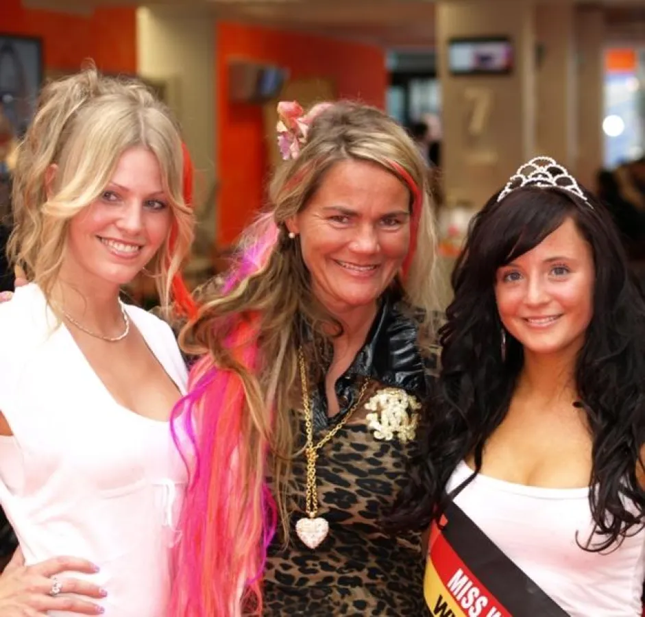 v.l. Anne-Katrin Walter - amtierende Miss World Deutschland, Nicole Brückner - Inhaberin Blueberry Nails Studios, Patricia Romano - amtierende Miss World Niedersachsen
