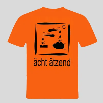 Bild: T-Shirts mit Warnhinweisen aus der Gefahrstoffverordnung