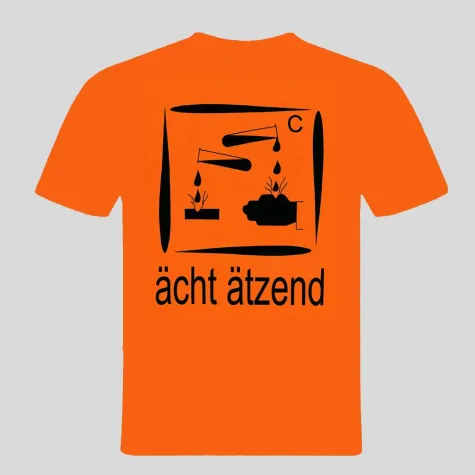 Bild: T-Shirts mit Warnhinweisen aus der Gefahrstoffverordnung