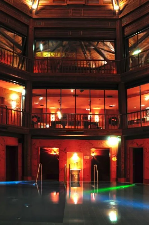 Zentralraum des weltweit ersten vertikal Hammams im oktogonalen Baustil.