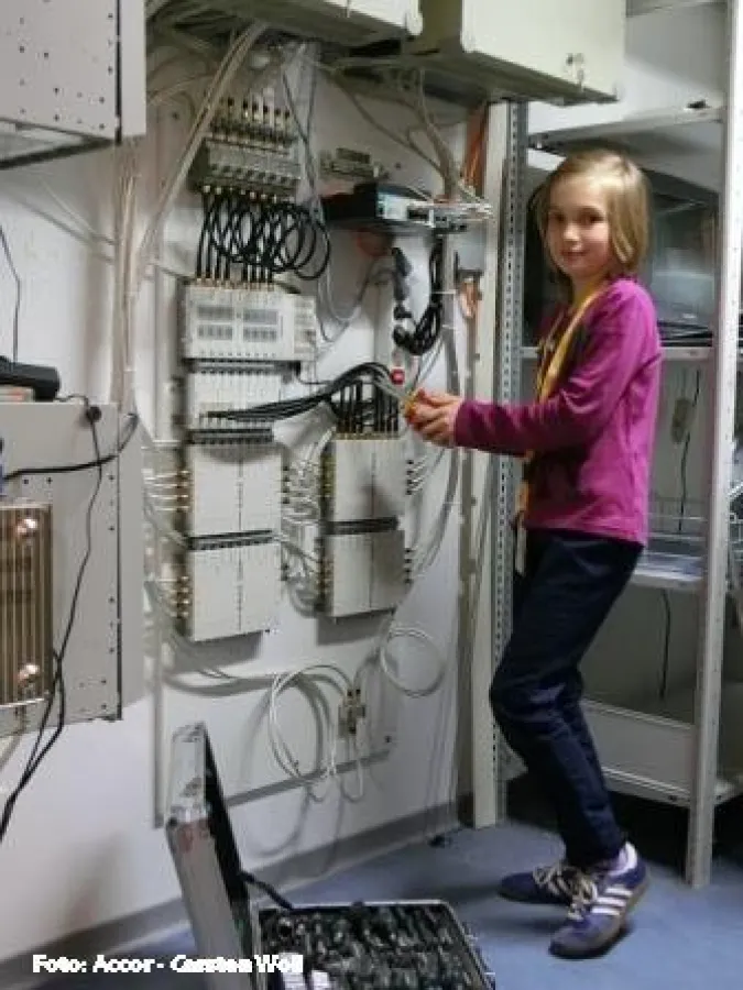 Lea Sophie am Arbeitsplatz ihre Vaters im ibis Hamburg St. Pauli Messe