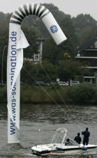 Bild: Der Strohhalm in der Elbe