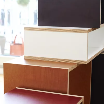 Bild: bSquary und hanseatische Designmöbel Manufaktur starten limitierte Produktionswoche „Französische Regale“