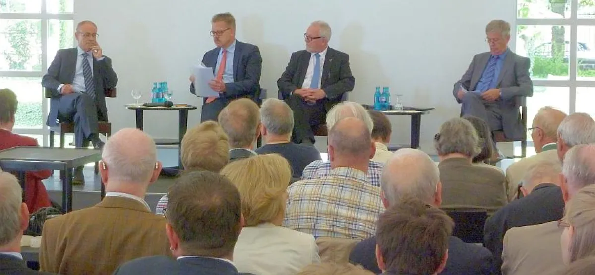 V.l.: GenLt a.D. Lahl, Dr. habil. Kaim, MdB Hellmich und Moderator Schaprian. Foto: A. Wulf