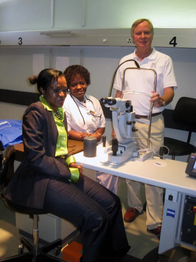 Das Bild zeigt v. l. die Augenärztin Dr. Helena Ndume, Leiterin der Augenabteilung, Dr. Sara Shalongo, medizinische Leiterin des medizinischen Zentralkrankenhauses, sowie Dr. Michael Armbrust.