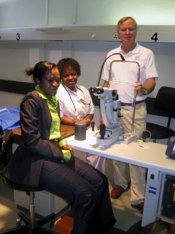 Bild: Souiales Engagement in Namibia, Schnelle Hilfe aus privater Hand – Dr. Michael Armbrust spendet neuen Laser