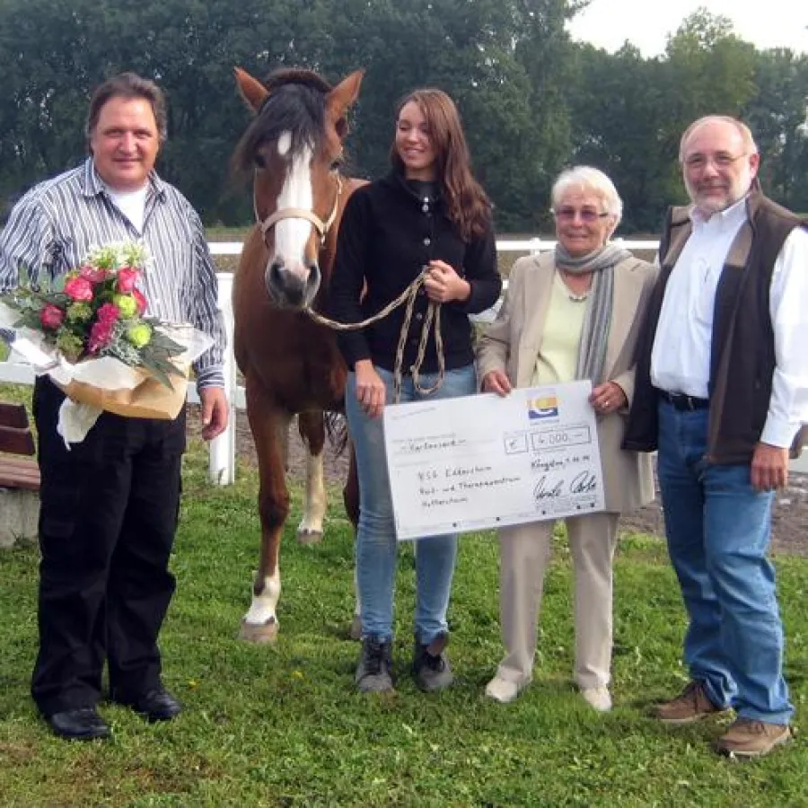 Scheck-Übergabe mit der Carls Stiftung auf dem Wiesenhof