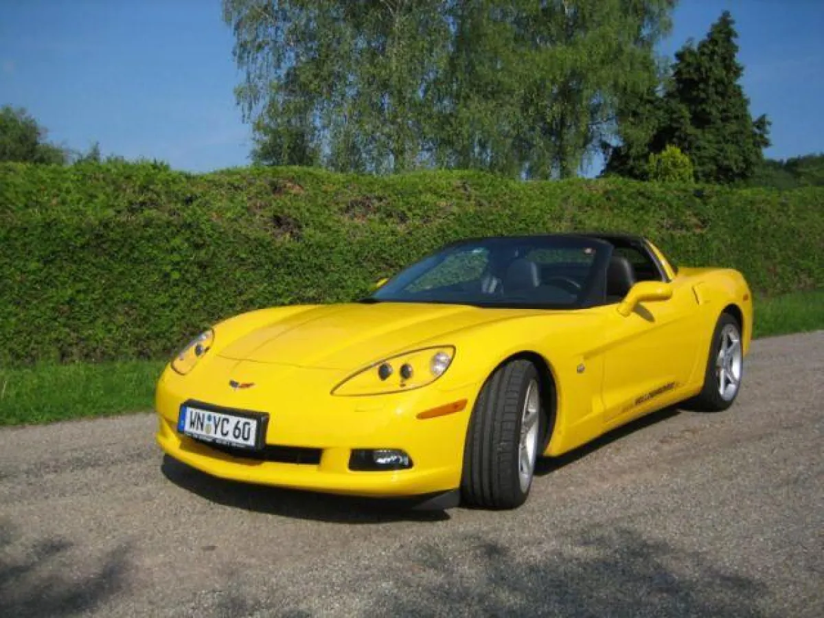 Die Corvette C6 leistet dem Hummer Gesellschaft
