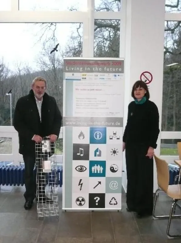 Rollups sollen derzeit die Studierenden auf den Wettbewerb aufmerksam machen. Hier Georg Werth vom Verein Gebäudetechnik und Birgit Geile-Hänßel von der FH Südwestfalen.