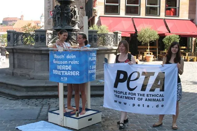 Bild: Dusch-Demo in der Nürnberger Innenstadt / Tierschützer verdeutlichen Treibhausgas-Ausstoß durch Fleischkonsum