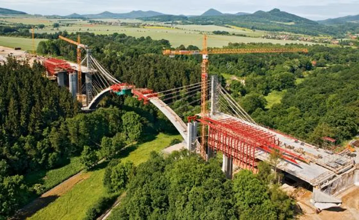 Die 258 Meter lange und 50 Meter hohe Bogenbrücke quert das Oparno Tal im böhmischen Mittelgebirge.