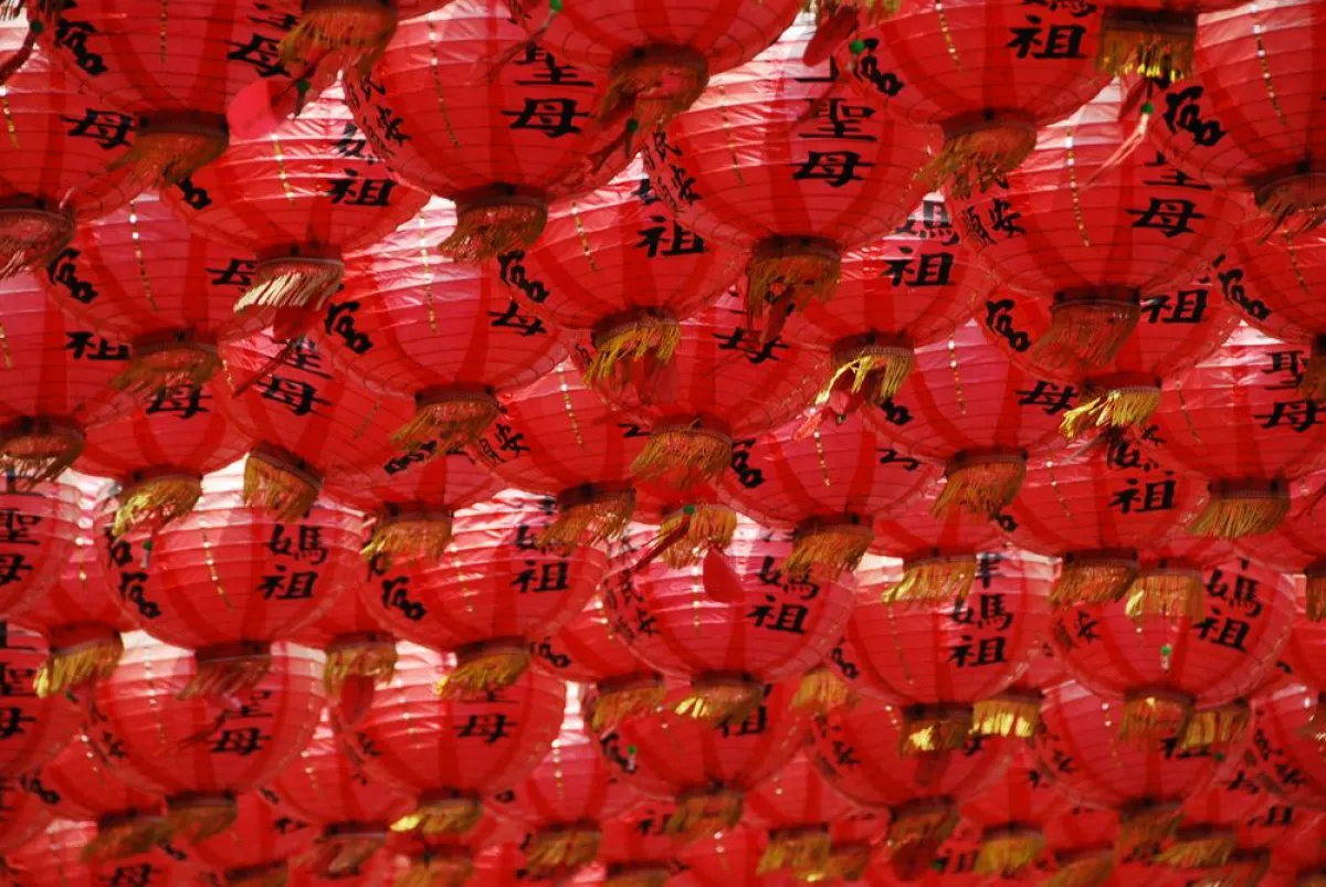 Anlässlich des chinesischen Neujahrsfestes werden die Straßen mit roten Laternen geschmückt