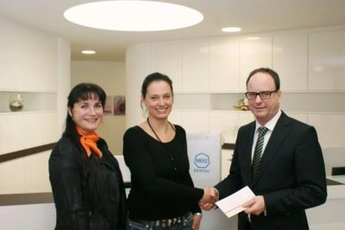 Carmen Zieglowski bei der Gutscheinübergabe mit U. Kohler (Merz Dental) und C. Moser-Feldhege
