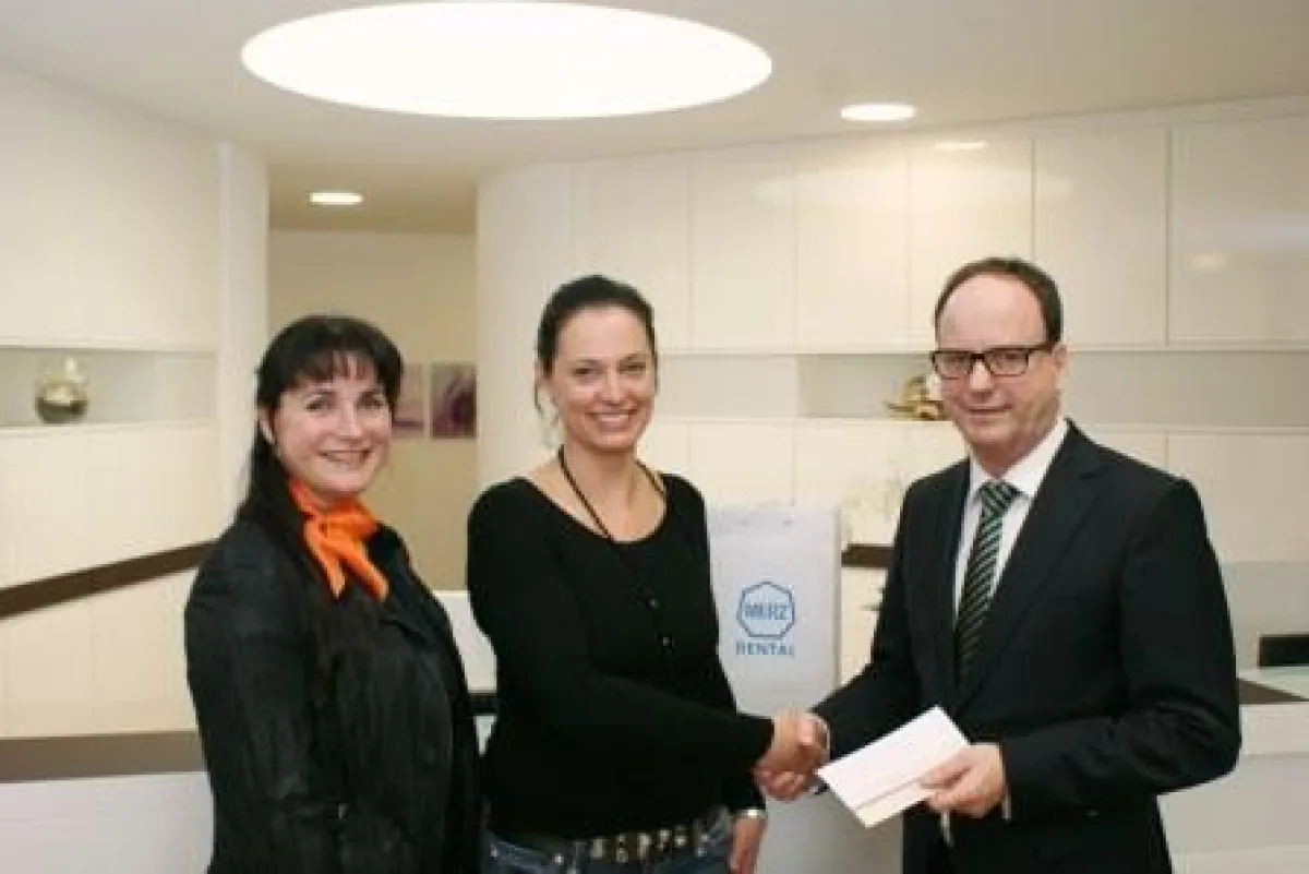 Carmen Zieglowski bei der Gutscheinübergabe mit U. Kohler (Merz Dental) und C. Moser-Feldhege