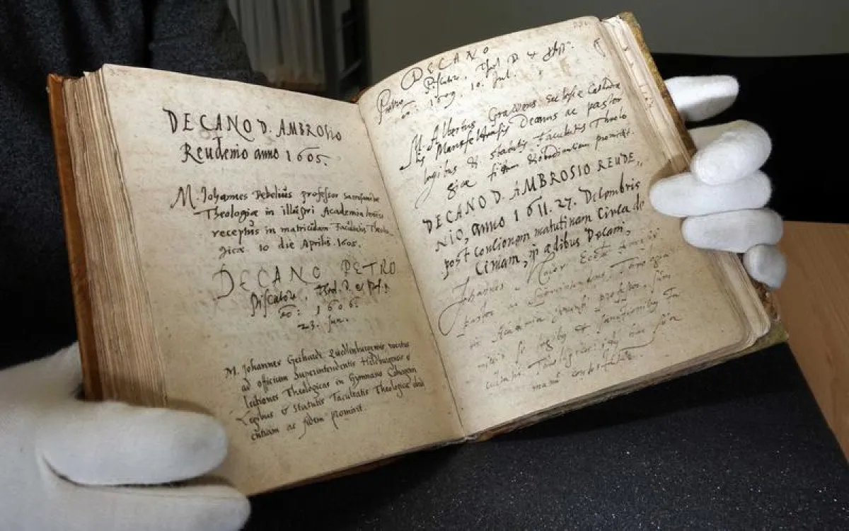 Zum „Goldenen Buch“ der Theologischen Fakultät wird anlässlich der Hans-Lietzmann-Vorlesung eine Posterausstellung gezeigt; das Original verwahrt die Thüringer Universitäts- und Landesbibliothek Jena.