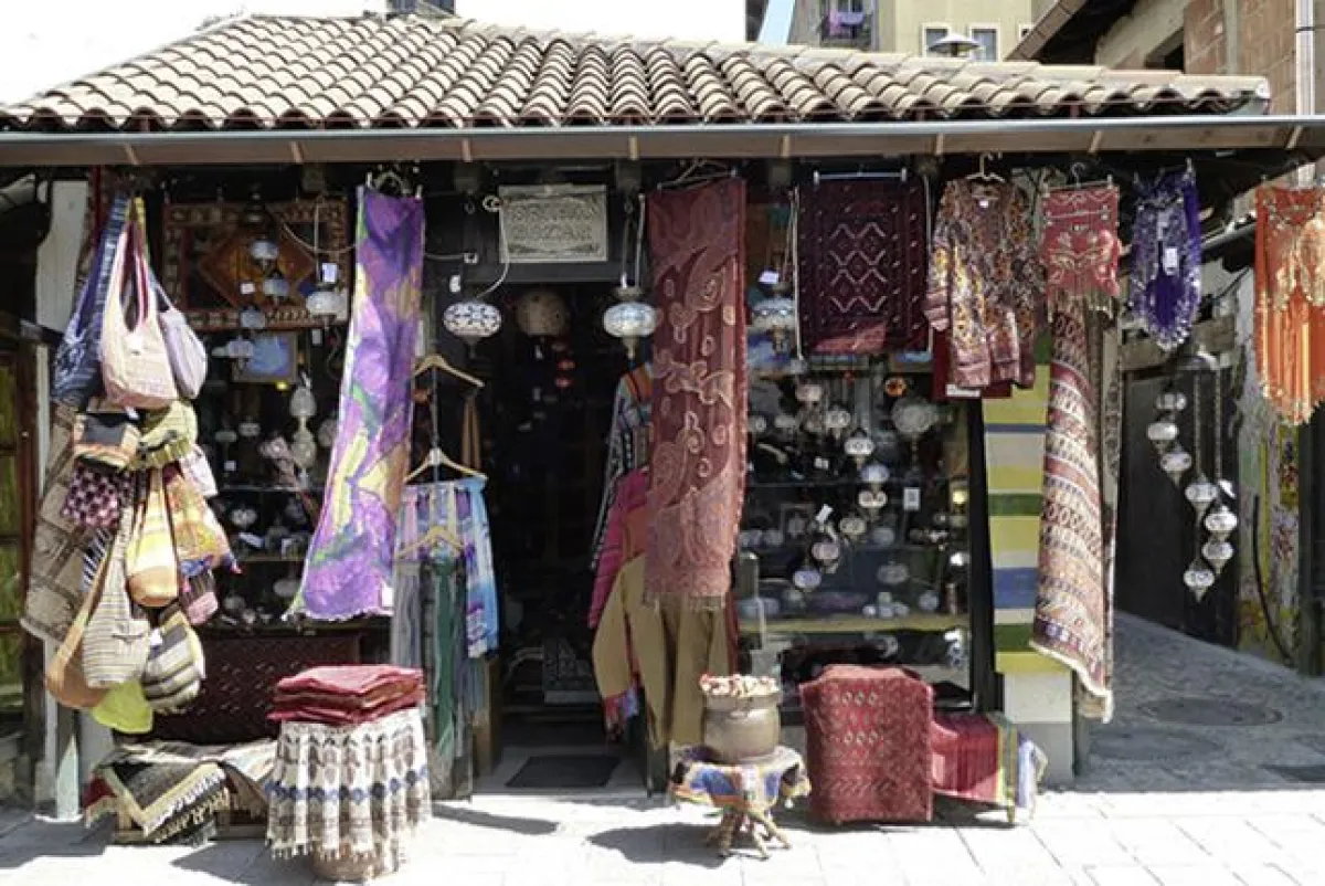 In der Altstadt Sarajevos ist ein orientalischer Basar entstanden. (Foto: Dirk Manzke)