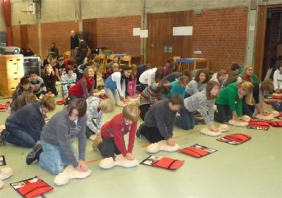 Bild: "Schüler helfen Leben retten" - Reanimationskurs am 21. Juli 2010 im Thomas-Mann-Gymnasium München