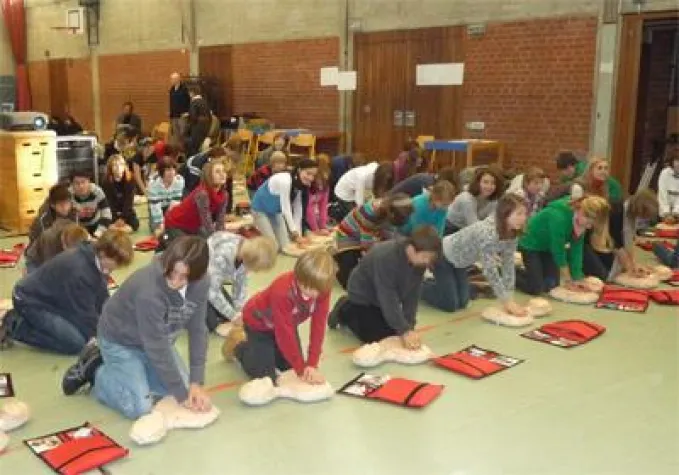 Bild: "Schüler helfen Leben retten" - Reanimationskurs am 21. Juli 2010 im Thomas-Mann-Gymnasium München
