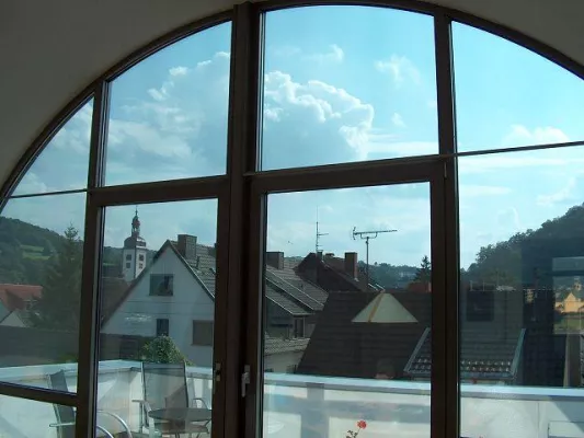 Bild: Blendschutz durch Sonnenschutzfolie: Augen schonen am Computer Arbeitsplatz und trotzdem freie Sicht