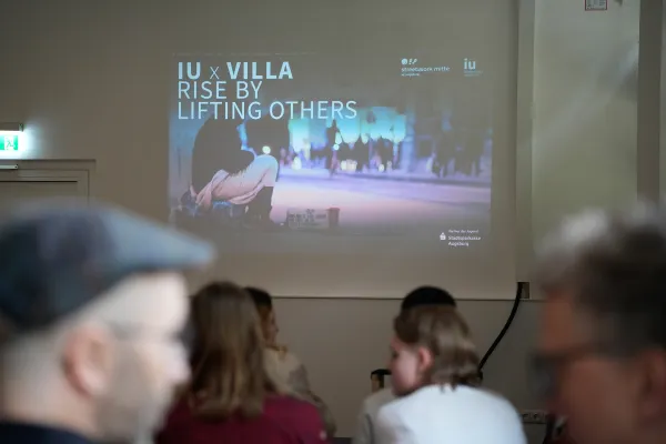 Bild: Augsburger IU-Studierende präsentieren Kampagnen gegen Jugendobdachlosigkeit 