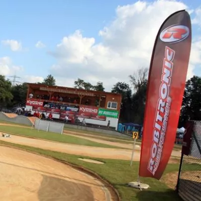 Schreiben Sie sich was auf die Fahne – Die Werbefahne für drinnen und draußen Bild: Schreiben Sie sich was auf die Fahne – Die Werbefahne für drinnen und draußen