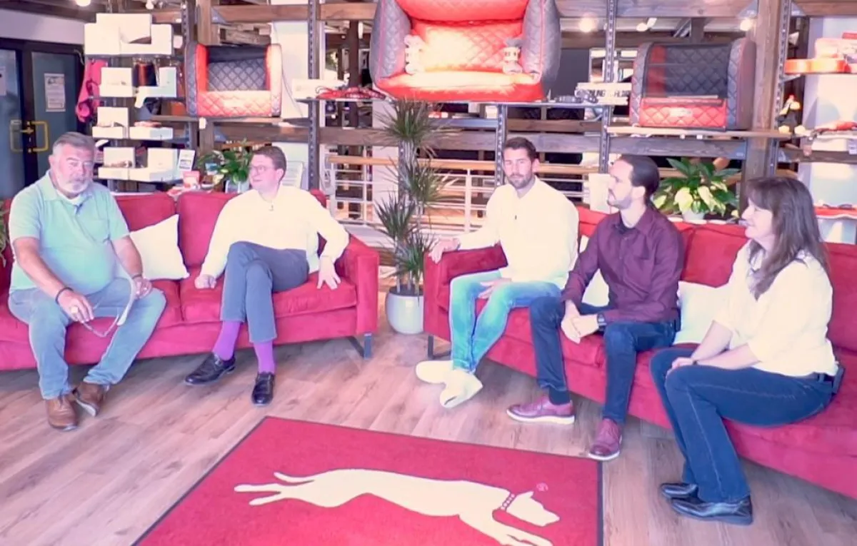 Franchiseexperten im fachlichen Austausch mit DOGSTYLER(R) Mitarbeitern