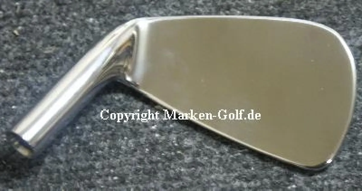 Die weltweit ersten und einzigen Golfschläger (Eisen) ohne Rillen auf der Schlagfläche.