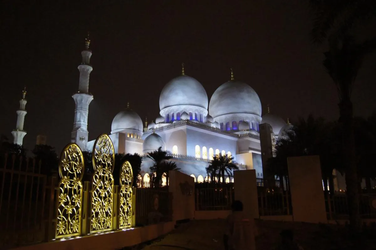 Neubau von Moschee in Abu Dhabi: mit LEDCOM-Technologie beleuchtet.