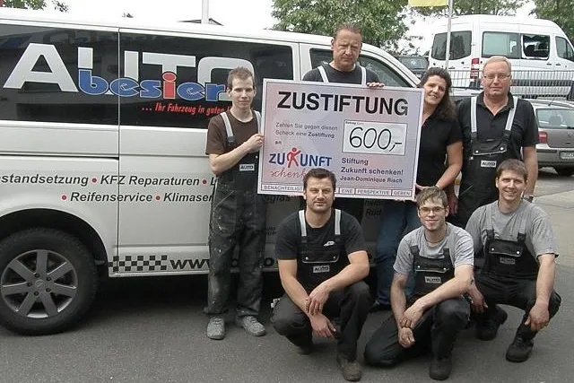 AutoBesier feiert Firmenjubiläum und spendet für Stiftung Zukunft schenken Bild: AutoBesier feiert Firmenjubiläum und spendet für Stiftung Zukunft schenken