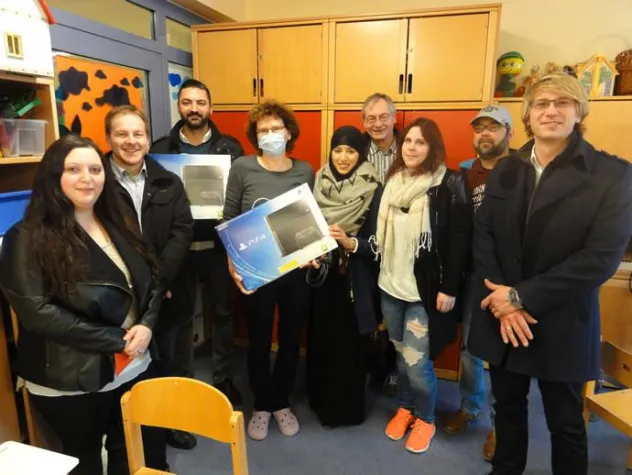 Bild: Azubis spenden für Kinderkrebsklinik