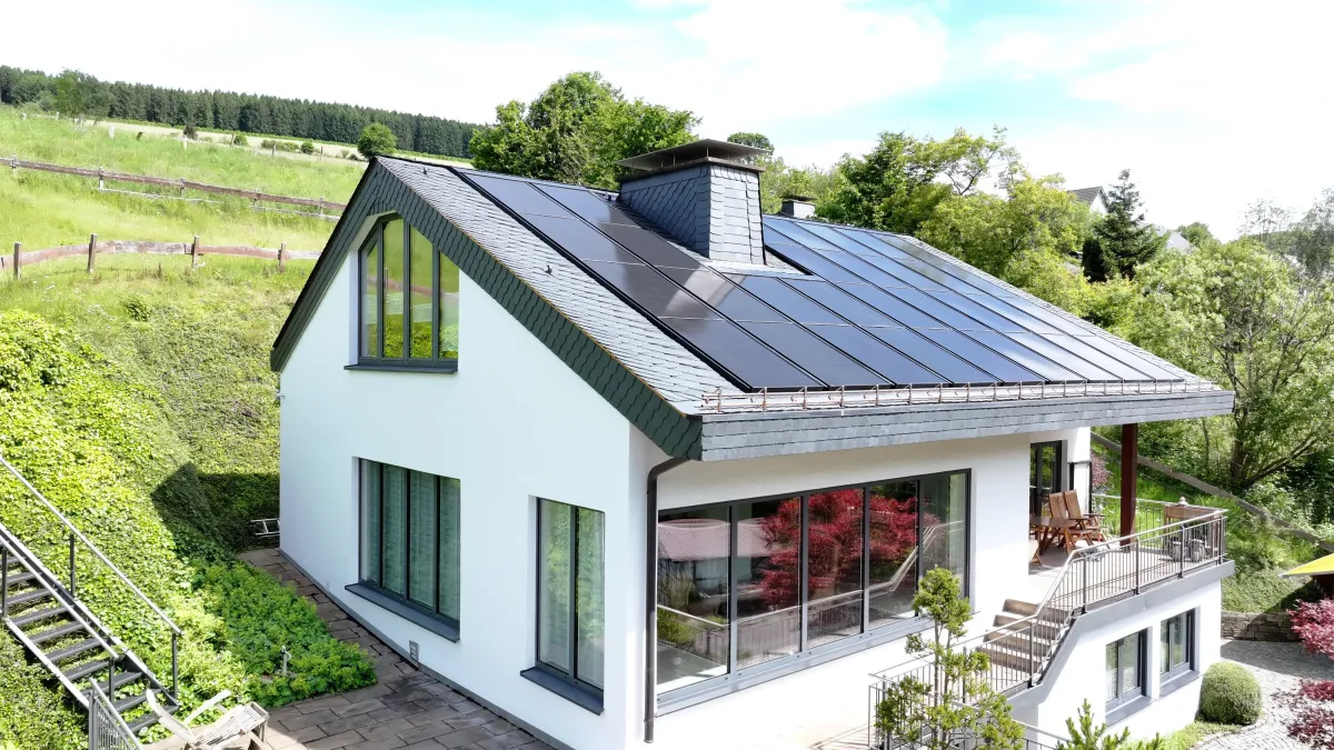 Einfamilienhaus eingedeckt mit Magog Solar und Schupenndeckung (© Magog Schiefer)