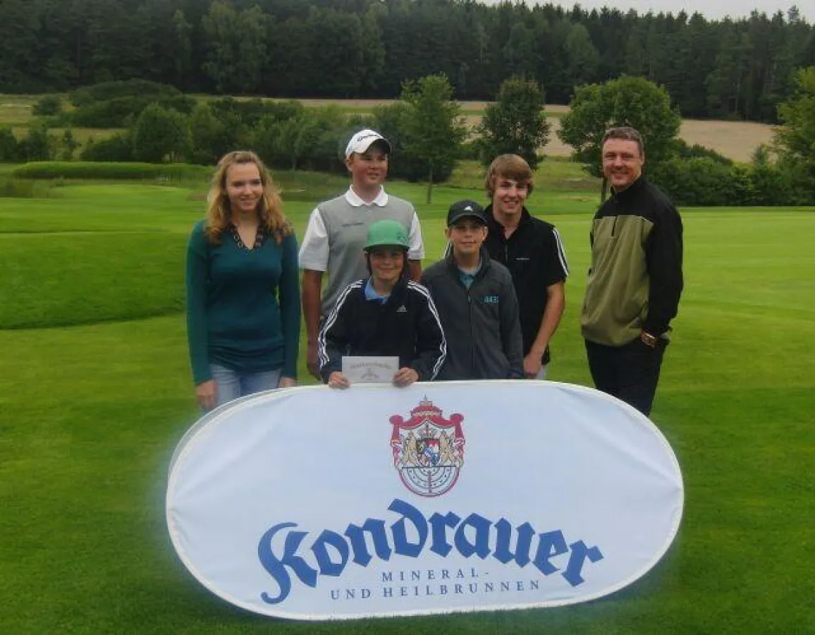 Markus Humpert gratuliert den Siegern der Klasse bis 16 Jahre