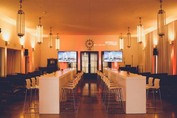 Bild: Arena Mietmöbel ist exklusiver Möbelpartner der MOTORWORLD Köln l Rheinland