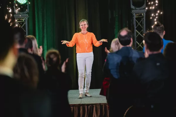 Bild: "Heilpraktikerin Birgit Amey triumphiert beim Internationalen Speaker Slam 2023"