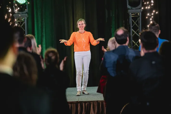 "Heilpraktikerin Birgit Amey triumphiert beim Internationalen Speaker Slam 2023" Bild: "Heilpraktikerin Birgit Amey triumphiert beim Internationalen Speaker Slam 2023"